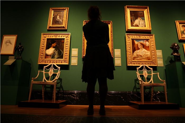 An admirer at The Edwardians: Age of Elegance, The King’s Gallery, Buckingham Palace. Photograph by the author. 